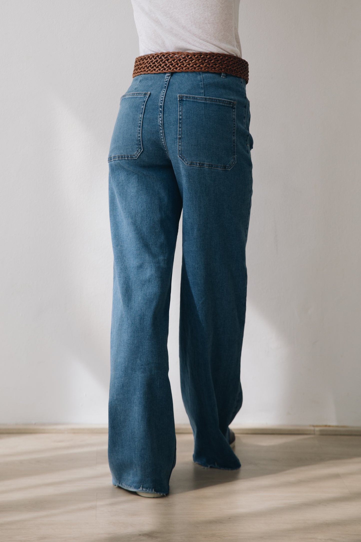 JEANS DE TIRO ALTO CON BOLSILLOS