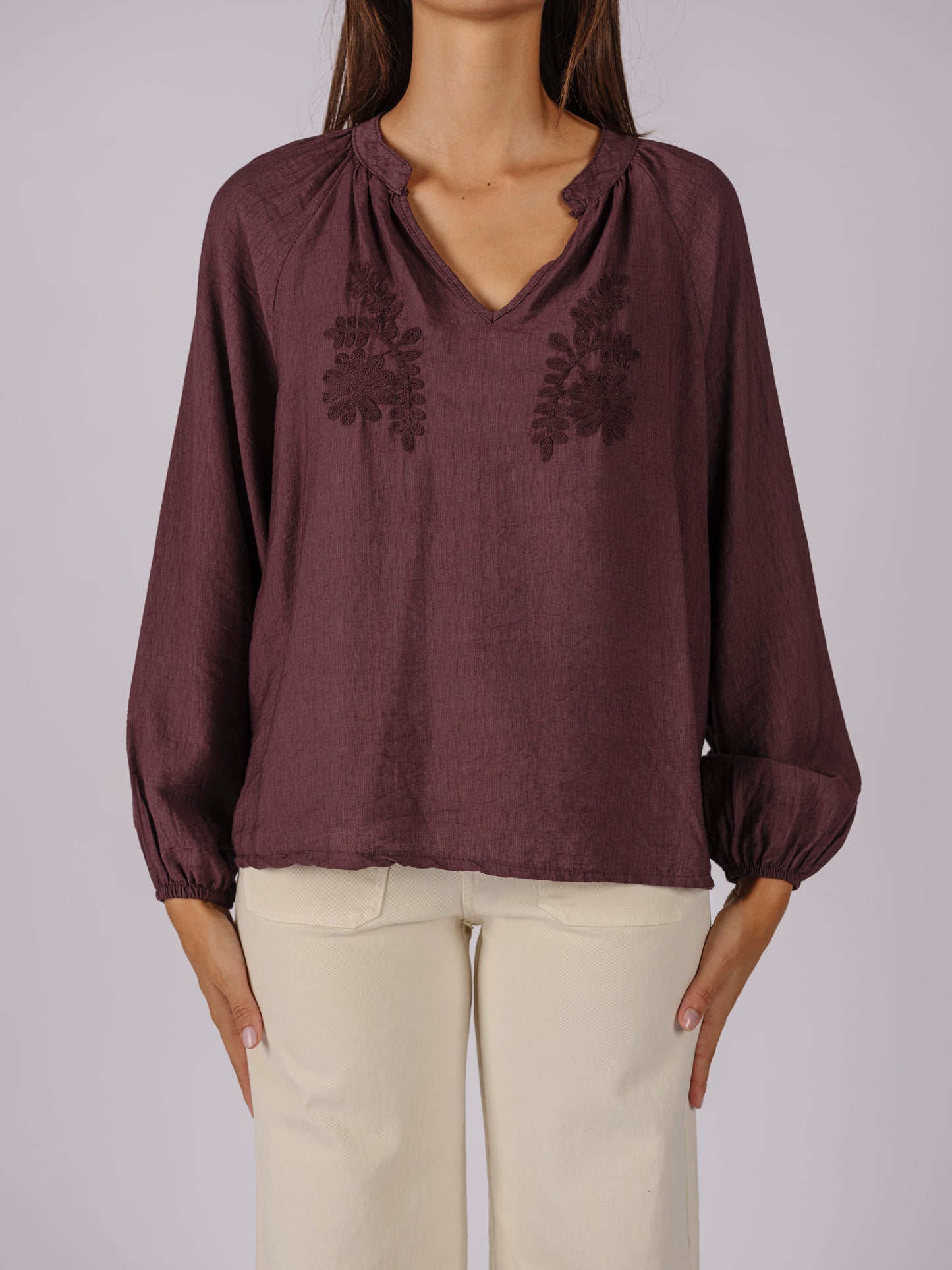 BLUSA CON BORDADO Y ESCOTE PICO GRANATE