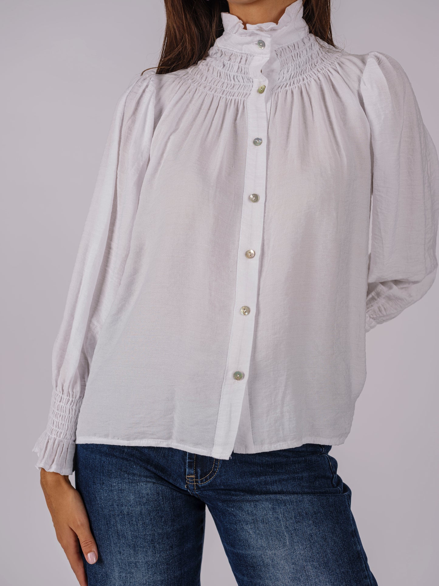 BLUSA FLUIDA DE CUELLO MAO FRUNCIDO LISA BLANCA