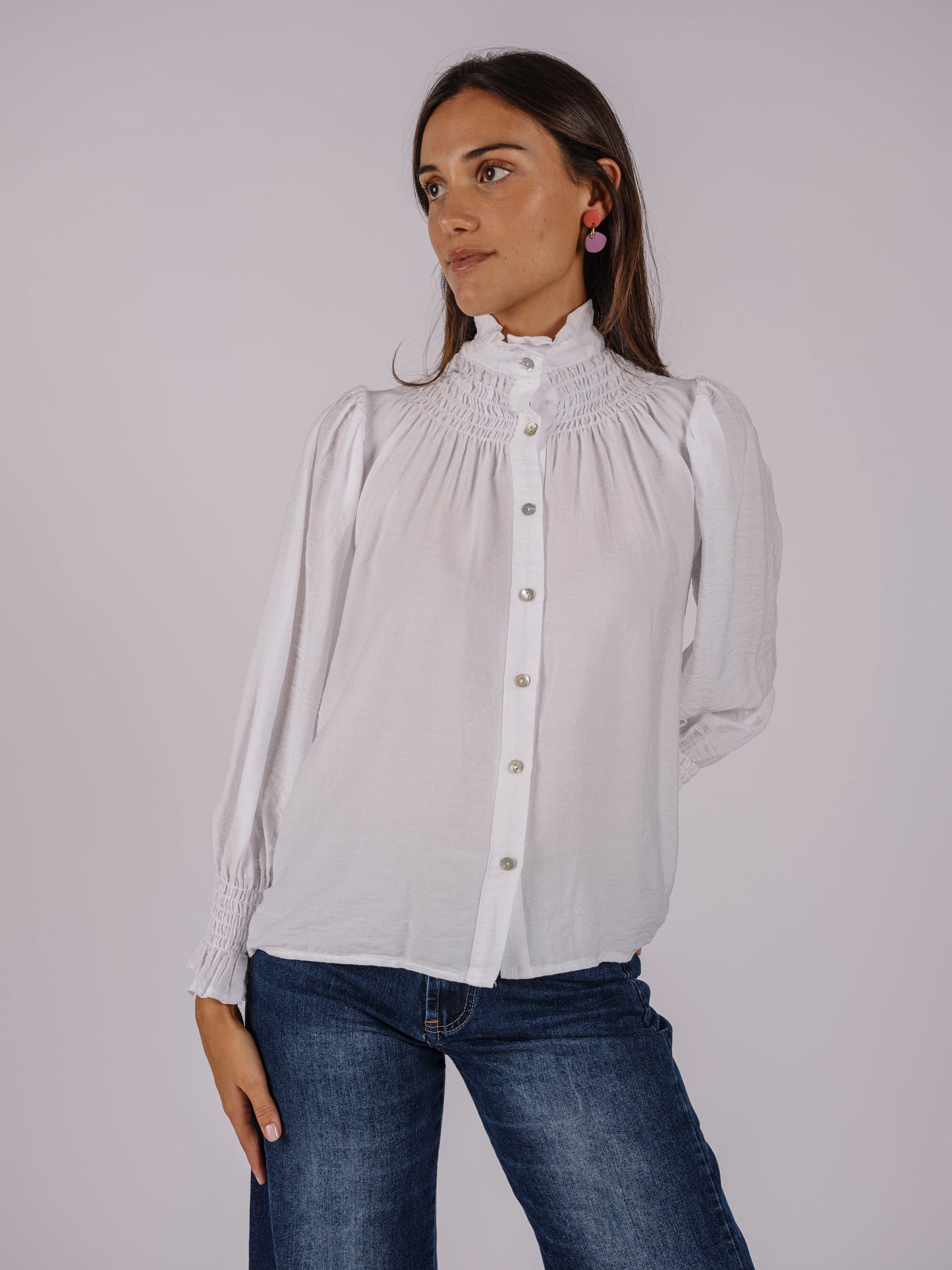 BLUSA FLUIDA DE CUELLO MAO FRUNCIDO LISA BLANCA