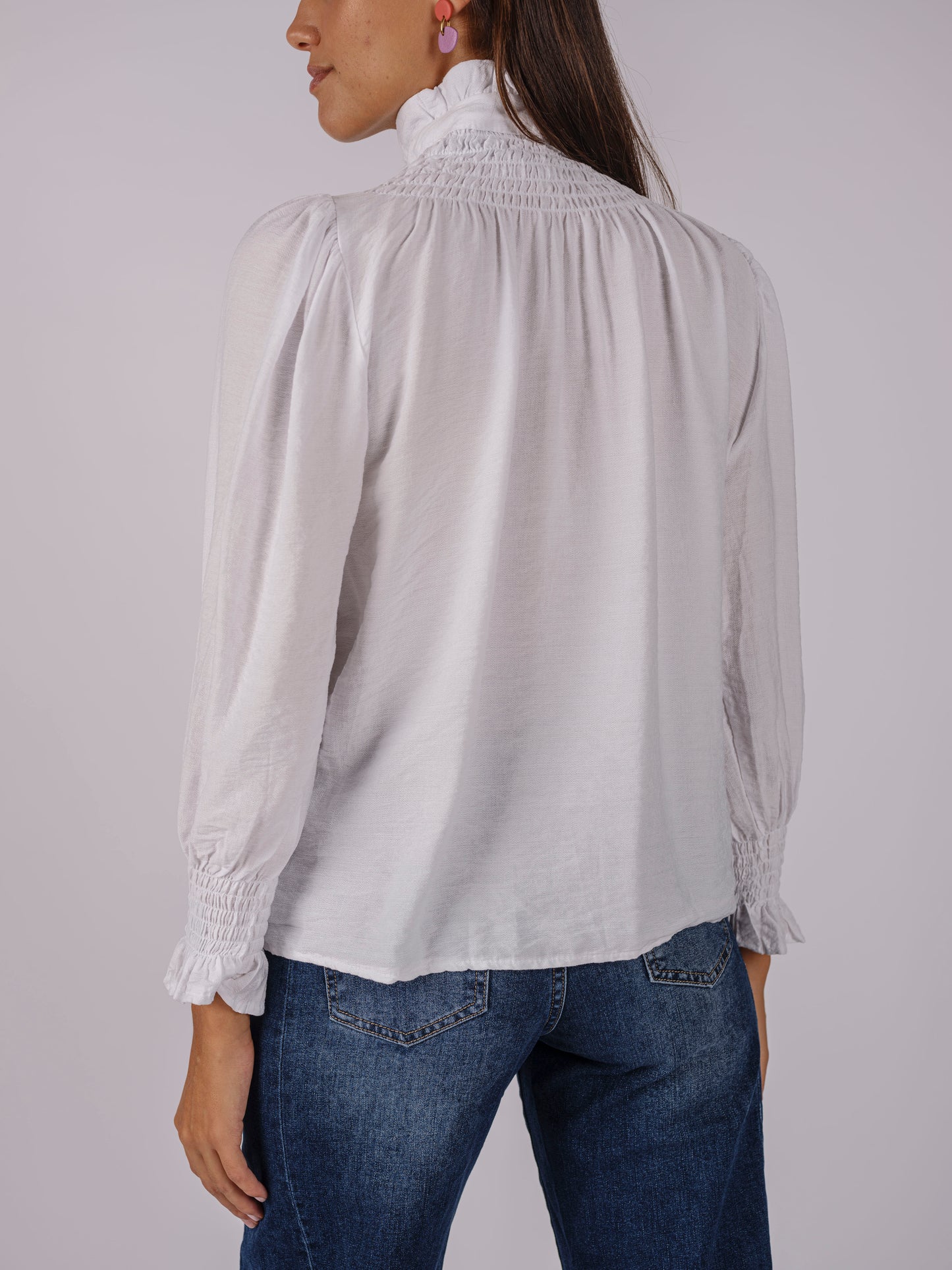 BLUSA FLUIDA DE CUELLO MAO FRUNCIDO LISA BLANCA