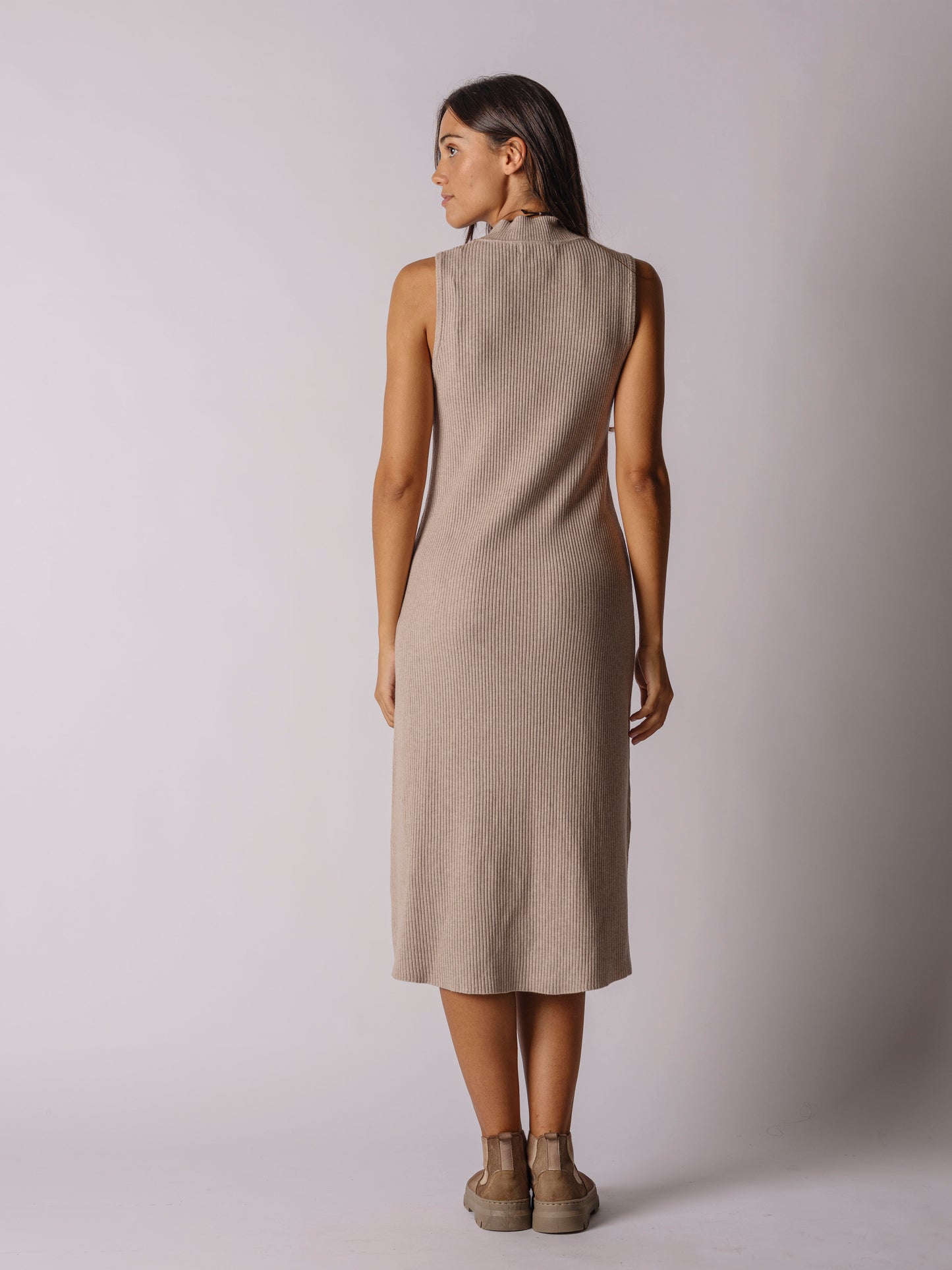 VESTIDO ENTALLADO DE CANALÉ CON CUELLO ALTO BEIGE